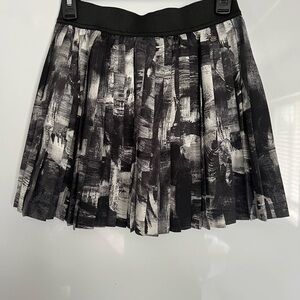 NWT Guess Pleated Mini Skirt- Black White and Gray-SZ Small